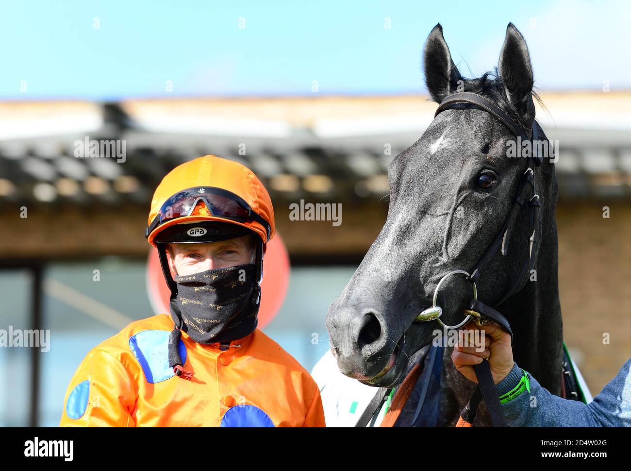 Billy Lee e Fantasy Lady (a destra) dopo aver vinto lo Stud Stakes di Staffordstown durante il Paddy Power Irish Cesarewitch Day all'ippodromo di Curragh. Data immagine: Domenica 11 ottobre 2020. Guarda la storia della PA CHE CORRE Curragh. Il credito fotografico dovrebbe essere: Cavo PA Foto Stock