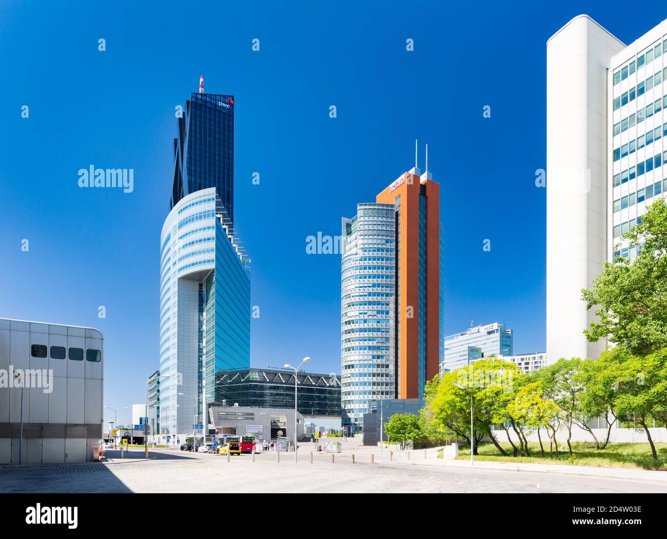 I grattacieli di Vienna Donau City con prato verde e cielo blu in estate. Foto Stock