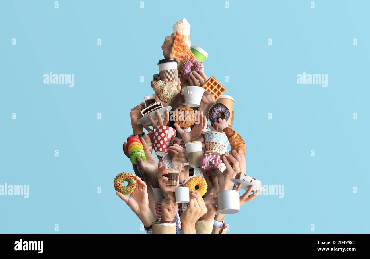 La gente sta tenendo le tazze e le tazze di carta del caffè e dei dessert. Concetto sul tema di caffè e caffè. Albero di Natale. Foto Stock