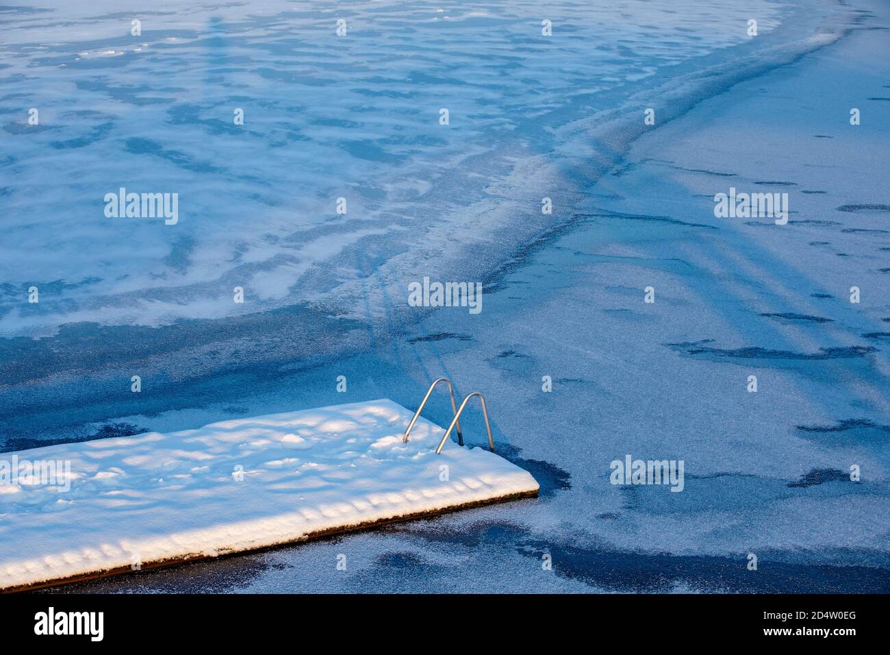 Fine del molo innevato sul fiume congelato a Winter , Finlandia Foto Stock