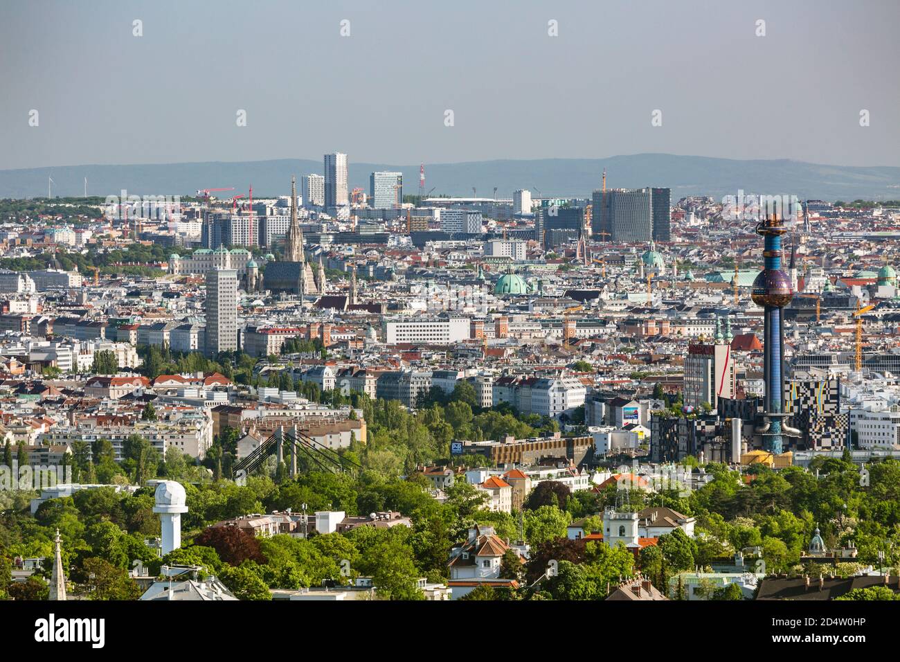 VIENNA-6 MAGGIO: Vista da una collina al centro di Vienna con la torre dell'impianto di incenerimento dei rifiuti Spittelau a destra, Austria il 6 maggio; Foto Stock