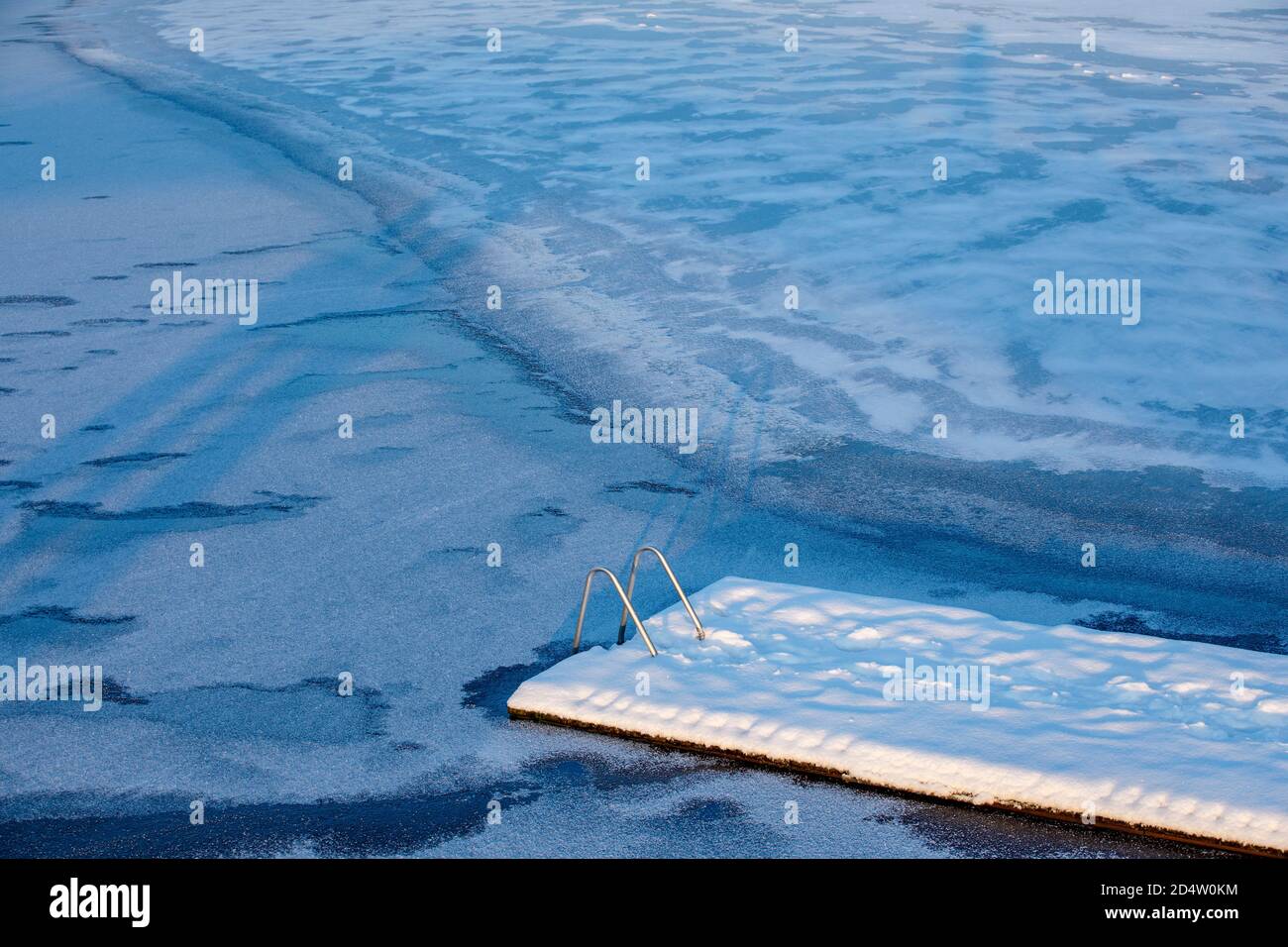 Fine del molo innevato sul fiume congelato a Winter , Finlandia Foto Stock