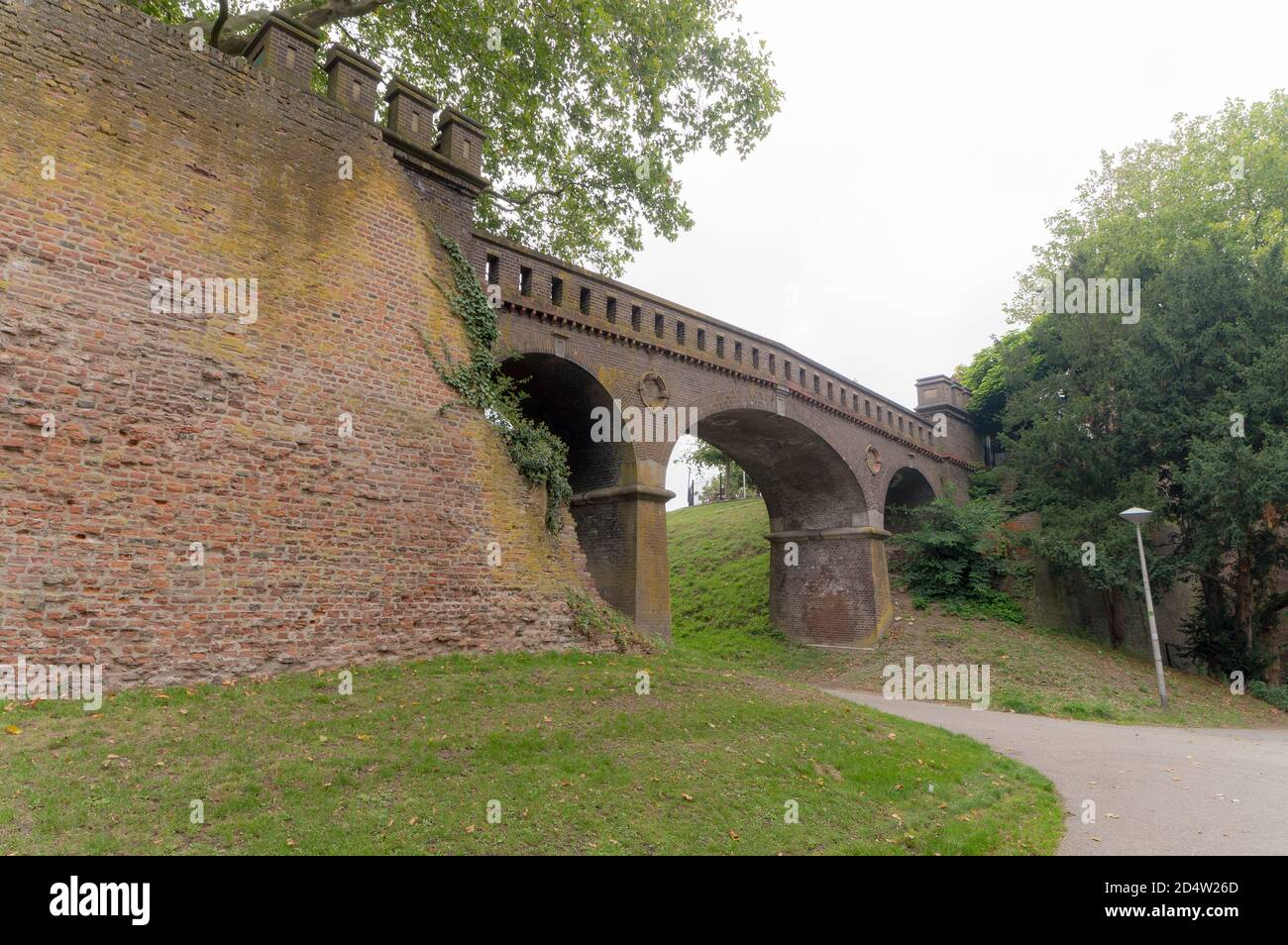 Rovine delle mura della città vecchia a Nijmegen, Paesi Bassi Foto Stock