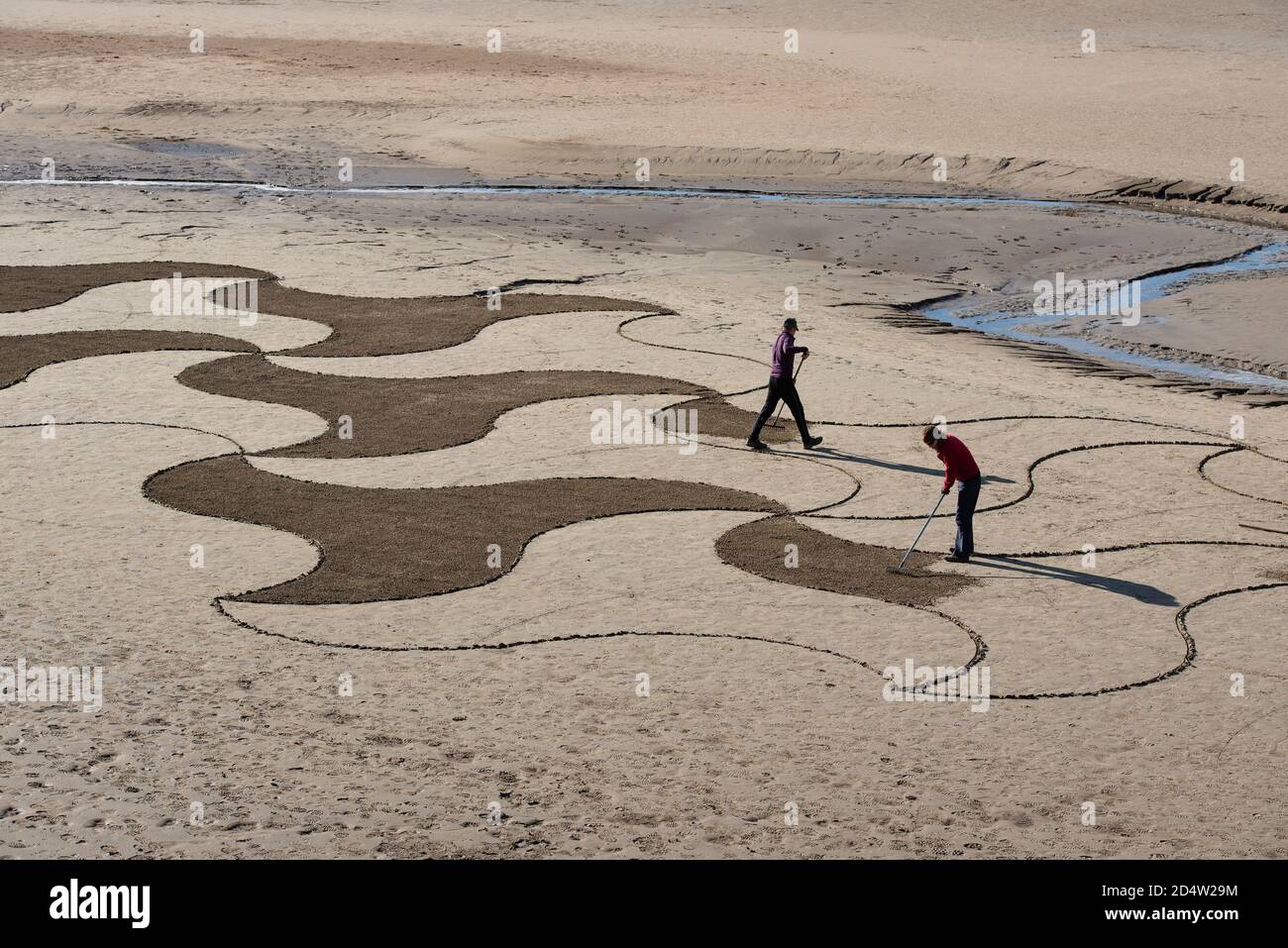 Arnside, Cumbria, Regno Unito. 11 Ott 2020. L'ultima creazione dell'artista di Lancaster Paul Speight di arte della sabbia a White Creek, Arnside, Cumbria, dove l'esclusiva sabbia limo gli consente di lavorare con tre diverse tonalità. Le condizioni di marea devono lasciare la sabbia sufficientemente asciutta per ottenere le texture contrastanti ma non troppo asciutta che lo rende troppo duro rastrellare. Credit: John Eveson/Alamy Live News Foto Stock