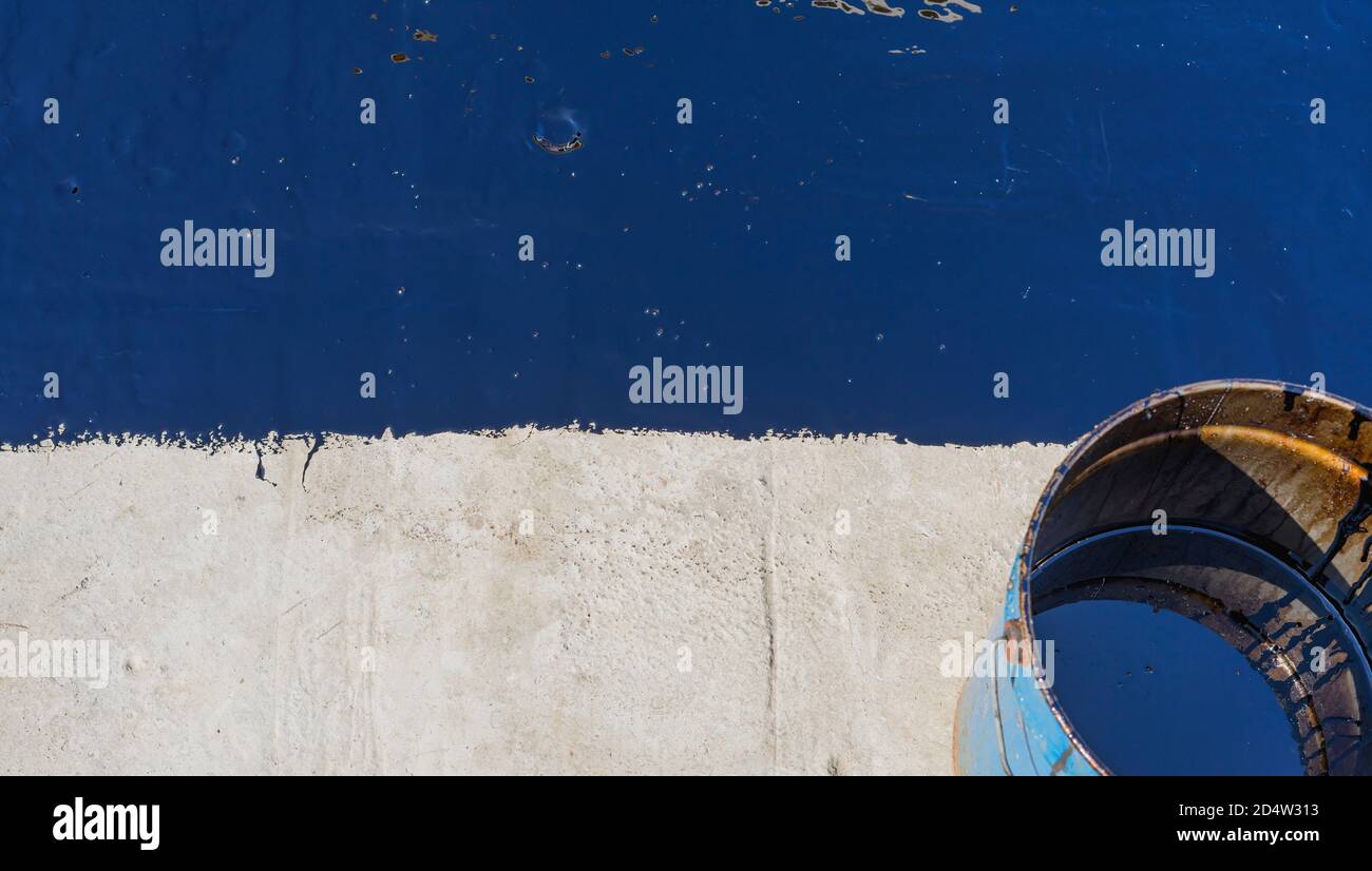 Rivestimento impermeabile. Applicazione del mastice bituminoso sulla fondazione. Rivestimento del primer impermeabilizzante bituminoso modificato in polimero per tetto. Messa a fuoco selettiva. Spazio per il testo. Foto Stock