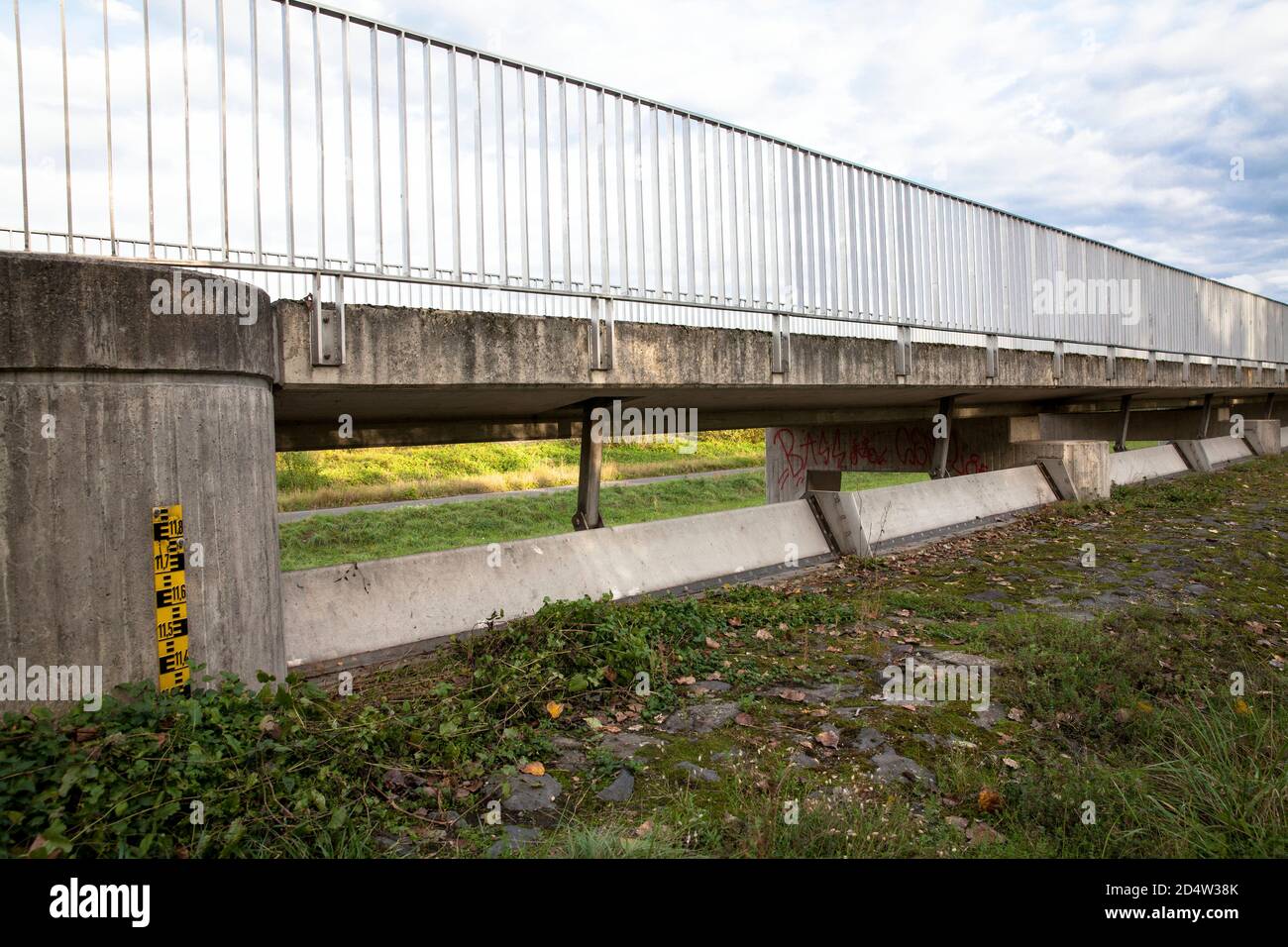 Costruzione di un ingresso per la zona di ritenzione tra Colonia-Langel e Niederkassel-Luelsdorf, Renania Settentrionale-Vestfalia, Germania. Durante le inondazioni del RHI Foto Stock