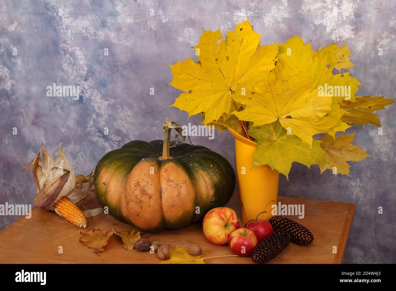 Zucca grande con foglie gialle contro e mele per a. Festa di Halloween Foto  stock - Alamy