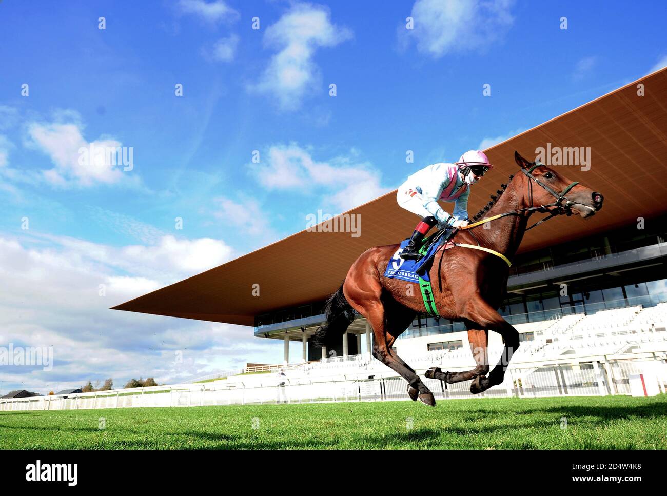 Colin Keane a bordo di Helvic Dream (a destra) sulla strada per vincere la Novi IT Services International Stakes durante il Paddy Power Irish Cesarewitch Day all'ippodromo di Curragh. Data immagine: Domenica 11 ottobre 2020. Guarda la storia della PA CHE CORRE Curragh. Il credito fotografico dovrebbe essere: Cavo PA Foto Stock