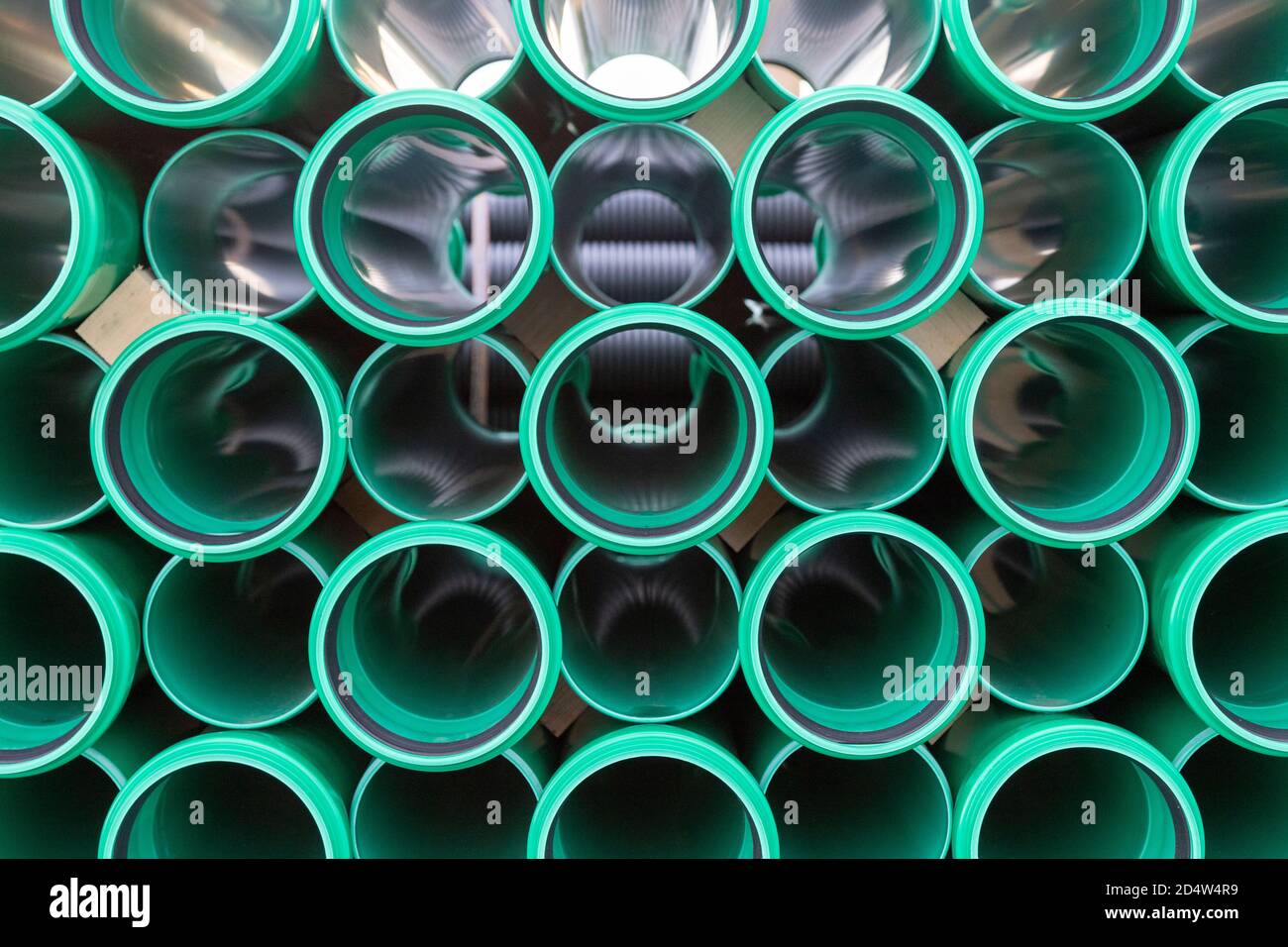 vista laterale di una pila di tubi in plastica verde per costruzione di strade Foto Stock