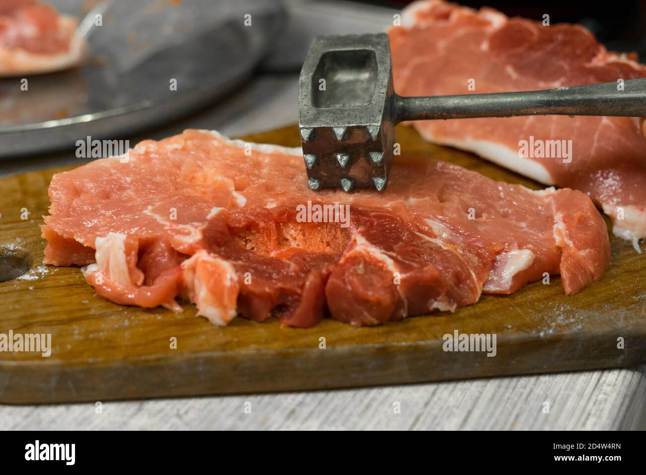 Carni rosse fresche e un martello per battere la carne. Foto Stock