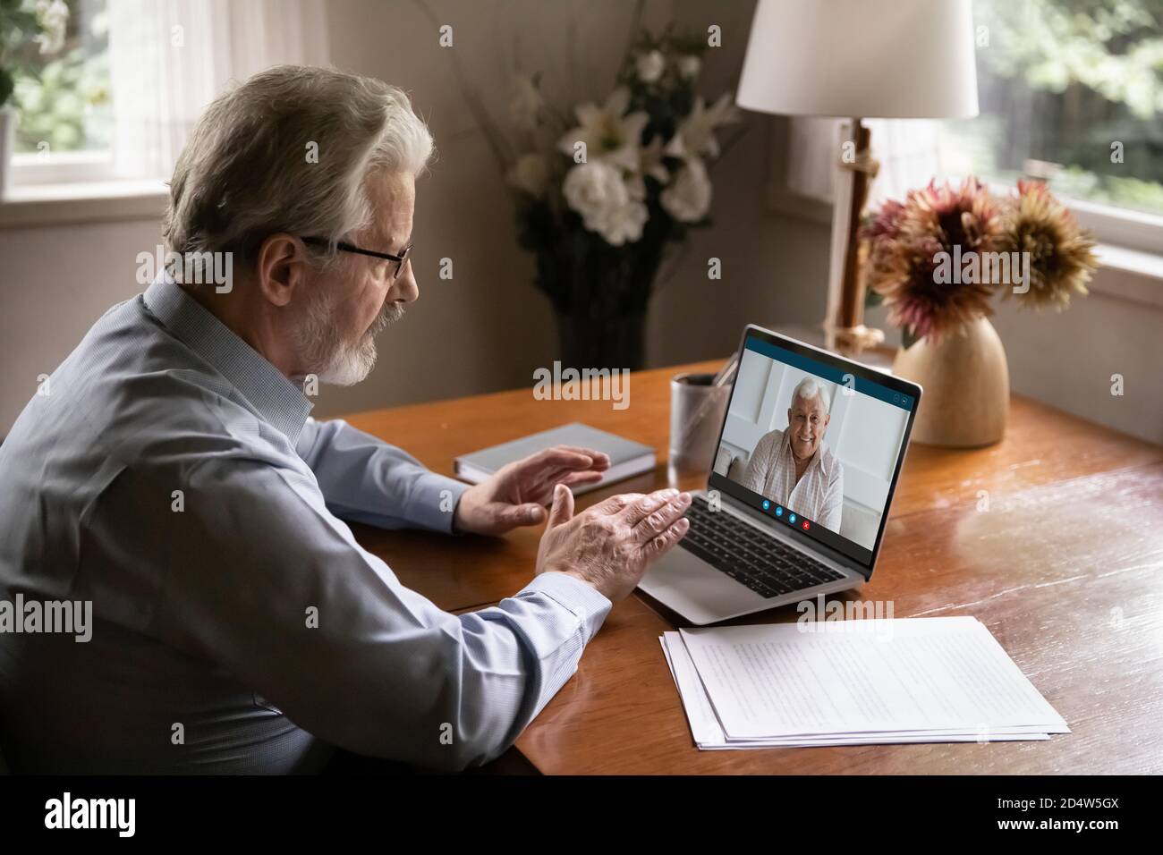Gli uomini maturi hanno una piacevole videochiamata con webcam Foto Stock