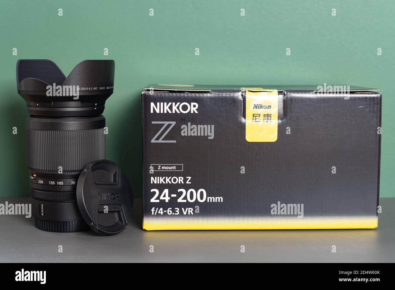 ZHONGSHAN GUANGDONG Cina-6 ottobre 2020:Nikon obiettivo fotocamera di Z mount Nikkor Z 24-200MM f4-6.3 vr e la sua scatola. Foto Stock