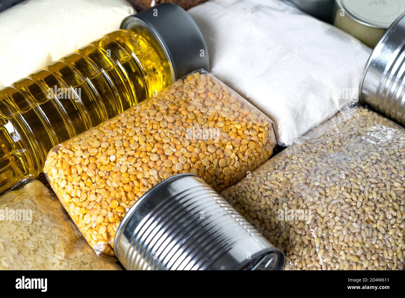 Cibo per donare. Cibo sano per la consegna di cibo. Set di cereali grezzi, cereali e alimenti in scatola. Stile di posa piatto. Vista dall'alto. Foto Stock