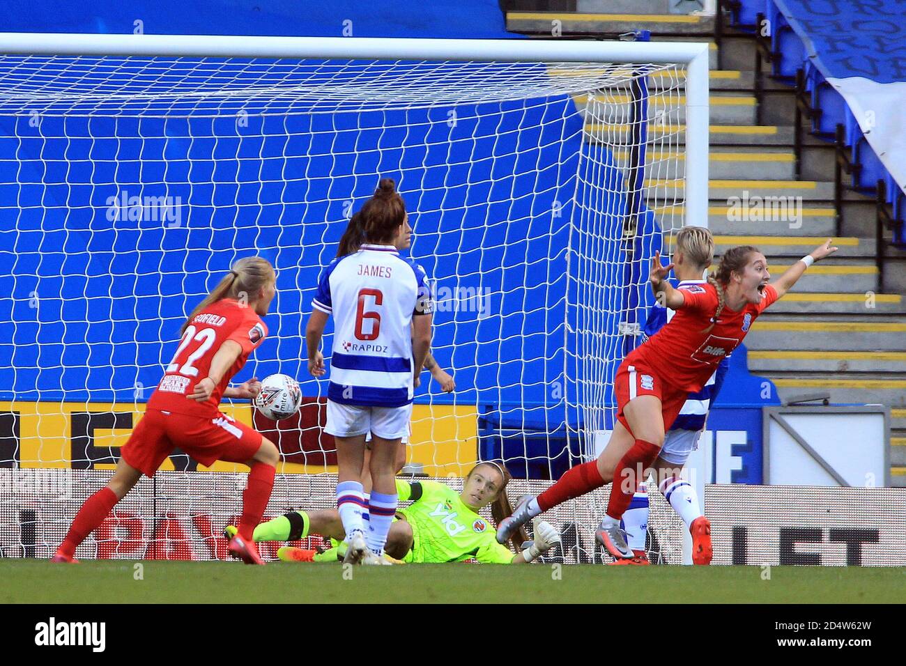 Reading, Regno Unito. 11 Ott 2020. Claudia Walker di Birmingham City Women (2L) segna il suo primo gol squadre durante la partita Barclays WSL tra Reading Women e Birmingham City Women. Steffan Bowen/SPP Credit: SPP Sport Press Photo. /Alamy Live News Foto Stock