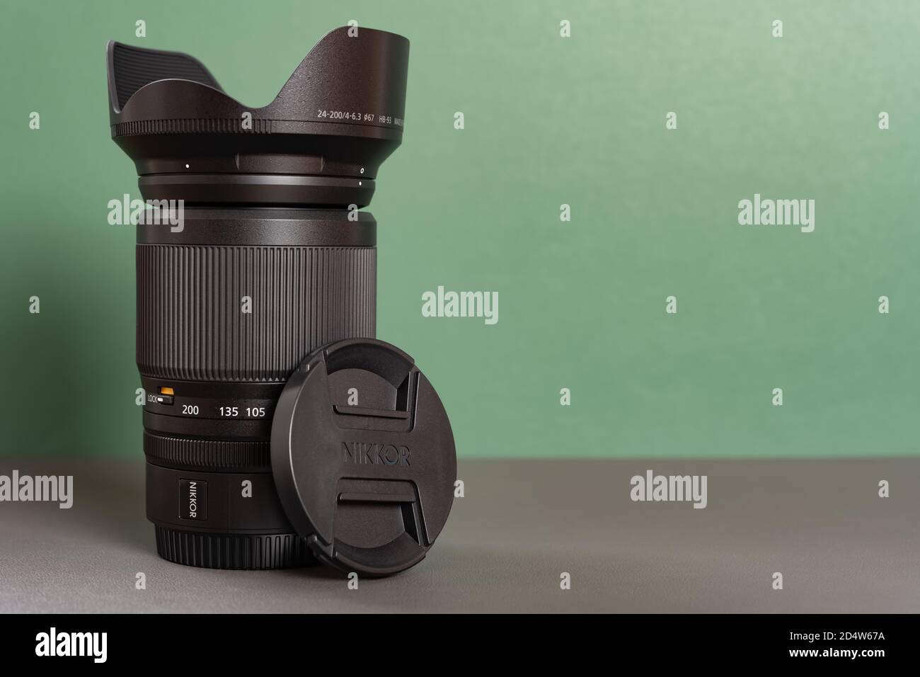 ZHONGSHAN GUANGDONG Cina-6 ottobre 2020:Nikon obiettivo fotocamera di Z attacco Nikkor Z 24-200MM f4-6.3 vr e la composizione orizzontale del cappuccio. Foto Stock