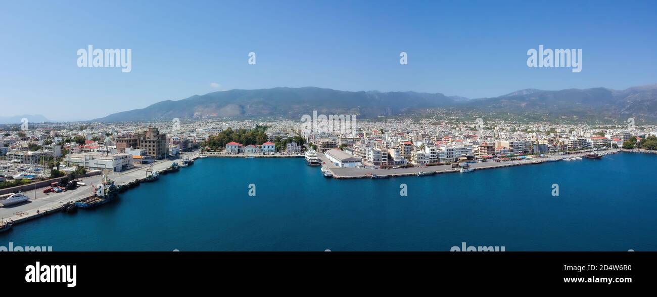 Vista aerea del porto di Kalamata alla luce del giorno, uno dei più grandi porti del Peloponneso, Grecia Foto Stock