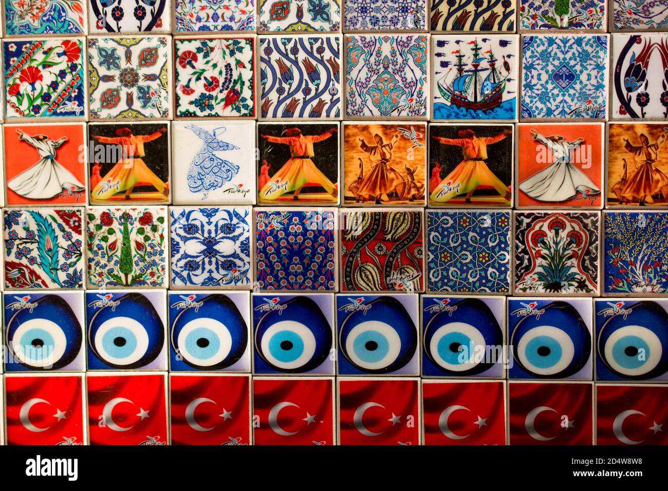 Primo piano di frigo magneti souvenir con diversi modelli in Il mercato turco Foto Stock