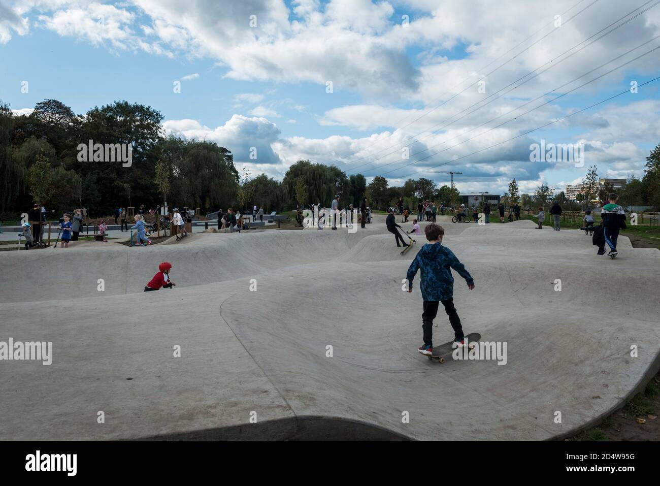 Watford, Regno Unito. 11 ottobre 2020. Persone di tutte le età si allenano nello skate Park dell'Oxhey Activity Park di Watford, inaugurato di recente. Il parco è stato lanciato come parte del costante impegno del Consiglio di Watford Borough di migliorare e sviluppare parchi e spazi verdi nel borgo. Secondo alcuni skateboarder esperti, questo è uno dei migliori parchi per skate all'aperto del Regno Unito. Credit: Stephen Chung / Alamy Live News Foto Stock