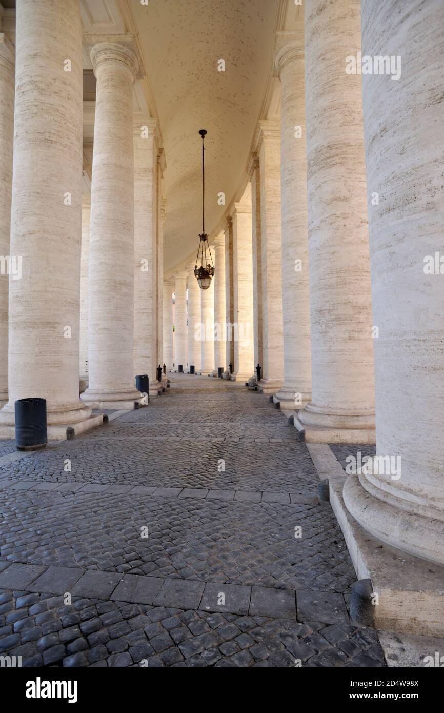 Italia, Roma, Piazza San Pietro, colonnato Bernini Foto Stock