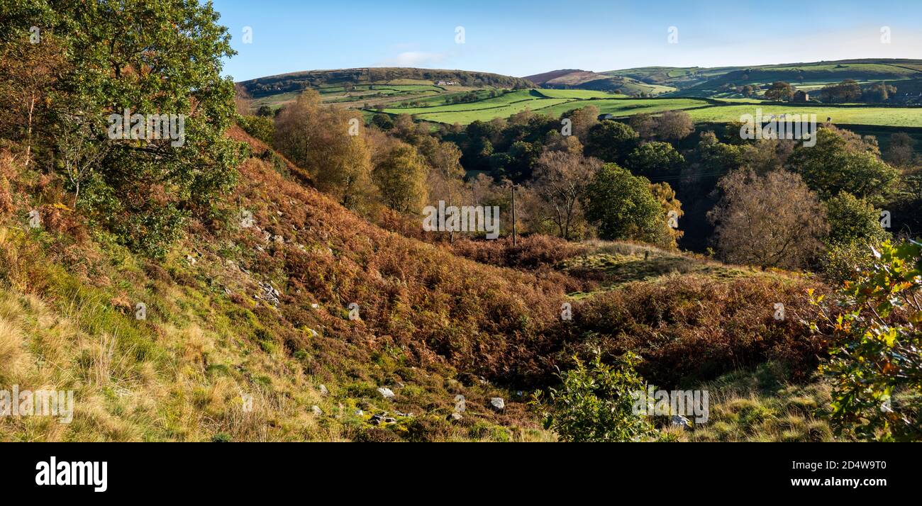 Regno Unito, Inghilterra, Staffordshire, Moorlands, Ax Edge Moor, Three Shires Head, vista su Dane Valley per girare Edge, panoramica Foto Stock