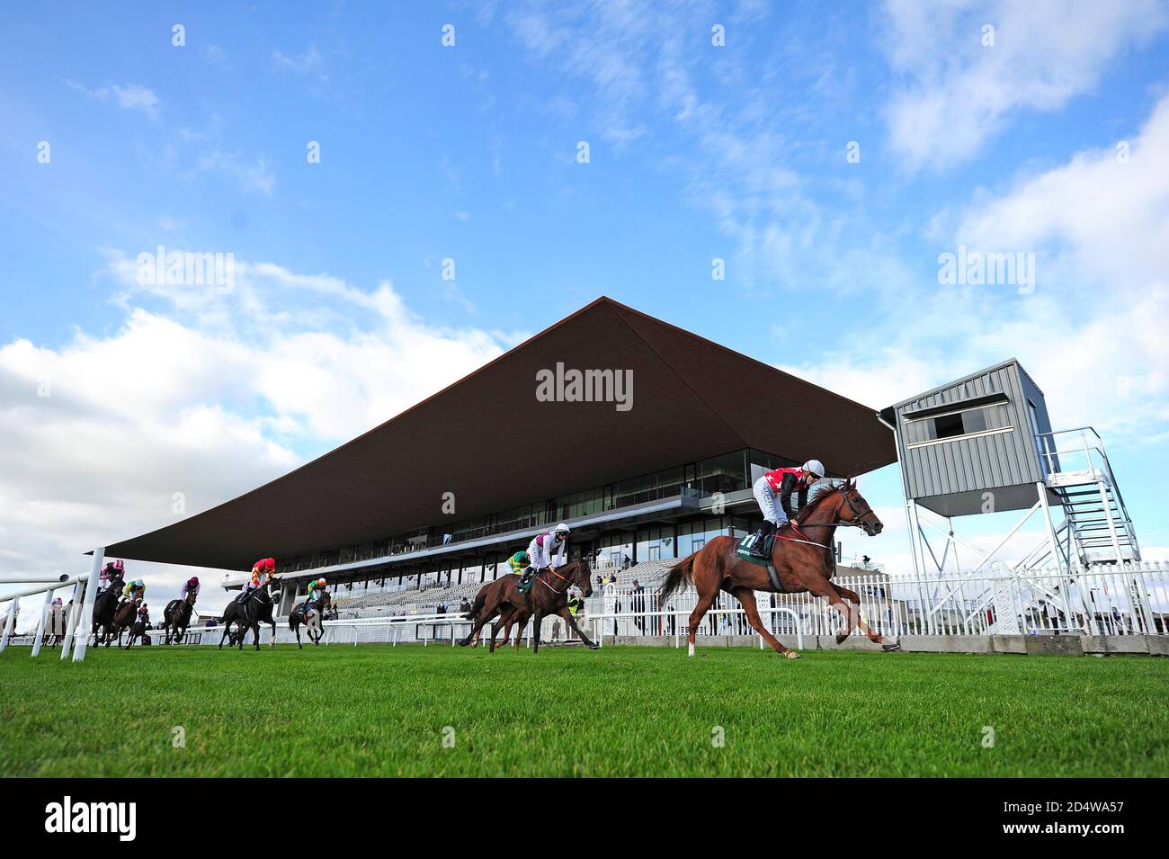 Capo Gentleman guidato da Ronan Whelan (a destra) vince il Paddy Power Irish Cesarewitch durante il Paddy Power Irish Cesarwitch Day all'ippodromo di Curragh. Data foto: Domenica 11 ottobre 2020. Vedi la storia della PA Racing Curragh. Il credito fotografico dovrebbe essere: Filo PA Foto Stock