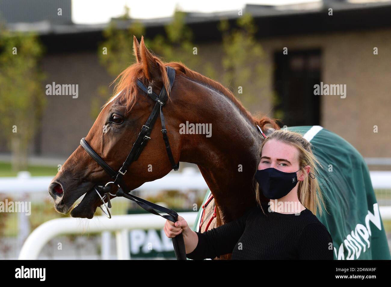 Sposare Ciara Murphy con Cape Gentleman dopo aver vinto il Paddy Power Irish Cesarewitch durante il Paddy Power Irish Cesarwitch Day all'ippodromo di Curragh. Data immagine: Domenica 11 ottobre 2020. Guarda la storia della PA CHE CORRE Curragh. Il credito fotografico dovrebbe essere: Cavo PA Foto Stock