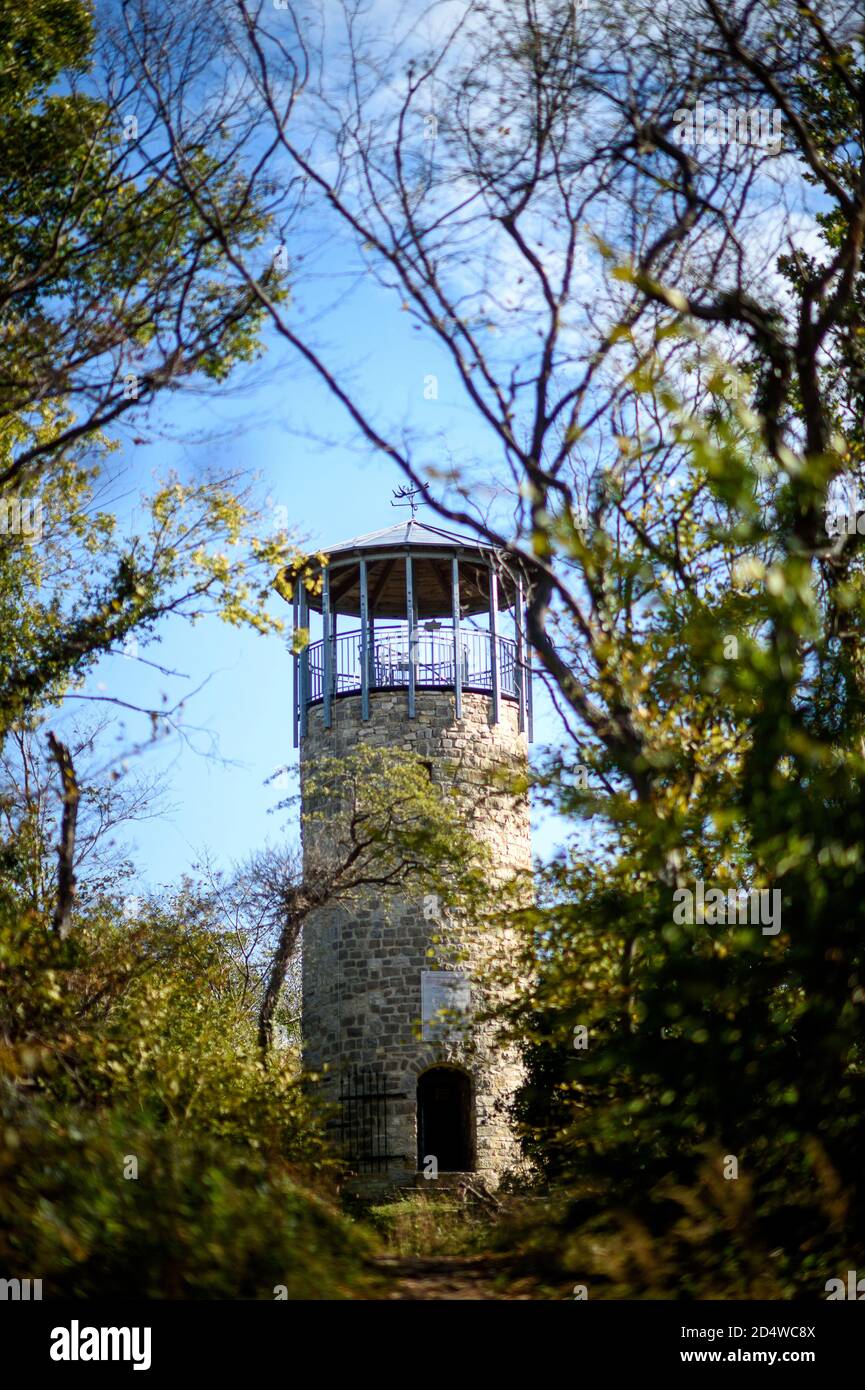 Benzingerode, Germania. 06 ottobre 2020. La torre Austberg, dove si trova il timbro 83 del 'Harzer Wandernadel'. La torre fu costruita intorno al 1200 come torre di segnale per il sistema di stregone Regenstein. Il restauro della torre è iniziato nel 2006. Credit: Klaus-Dietmar Gabbert/dpa-Zentralbild/ZB/dpa/Alamy Live News Foto Stock