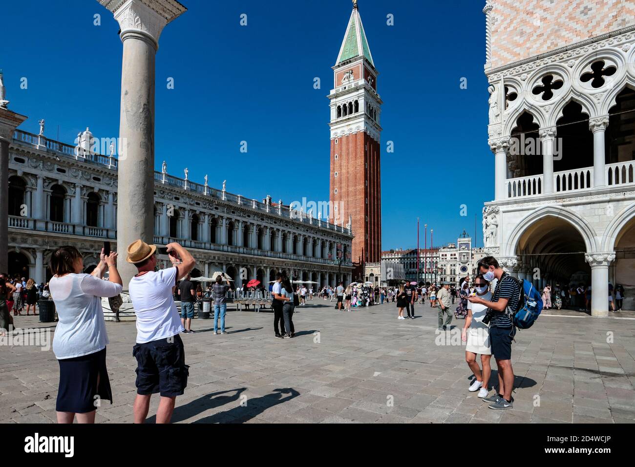 Nuovo turismo normale a Piazza San Marco (S. Piazza Marco), Venezia, Italia, durante la pandemia del coronavirus con turisti che indossano maschere facciali. Foto Stock
