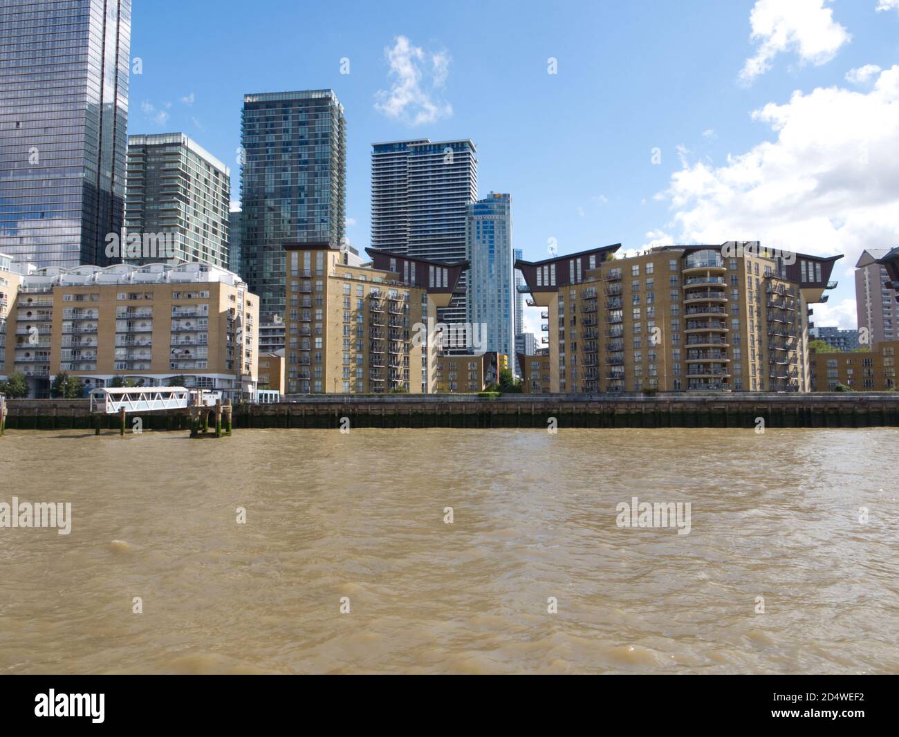 Lo skyline di Canary Wharf, la rigenerazione dei Docklands di una città all'interno di una città. One Canada Square, hotel, uffici, ristoranti, corsi d'acqua, ferrovia leggera. Foto Stock