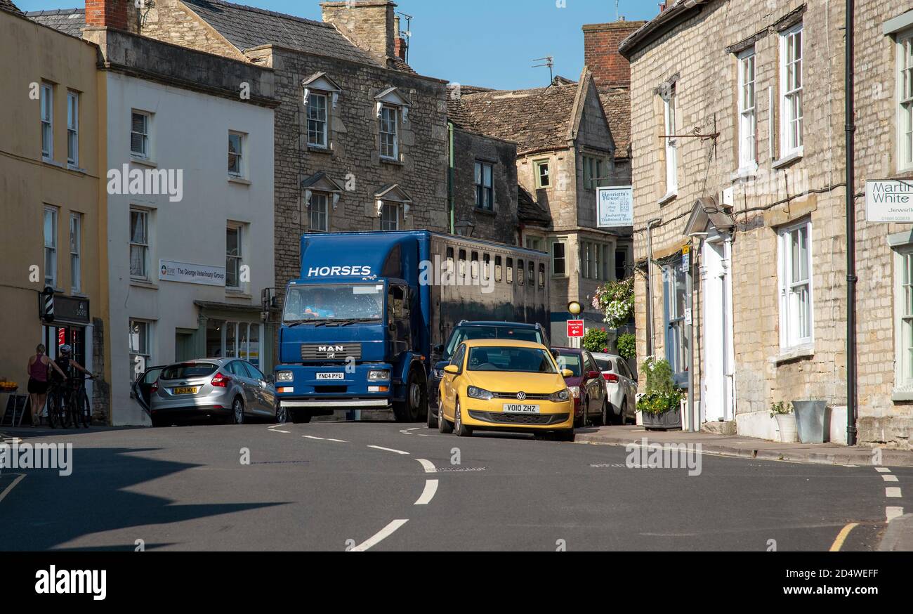 Tetbury, Gloucestershire, Inghilterra, Regno Unito. Un camion di trasporto del cavallo che guida attraverso il centro della città di Tetbury, Gloucestershire, Regno Unito Foto Stock