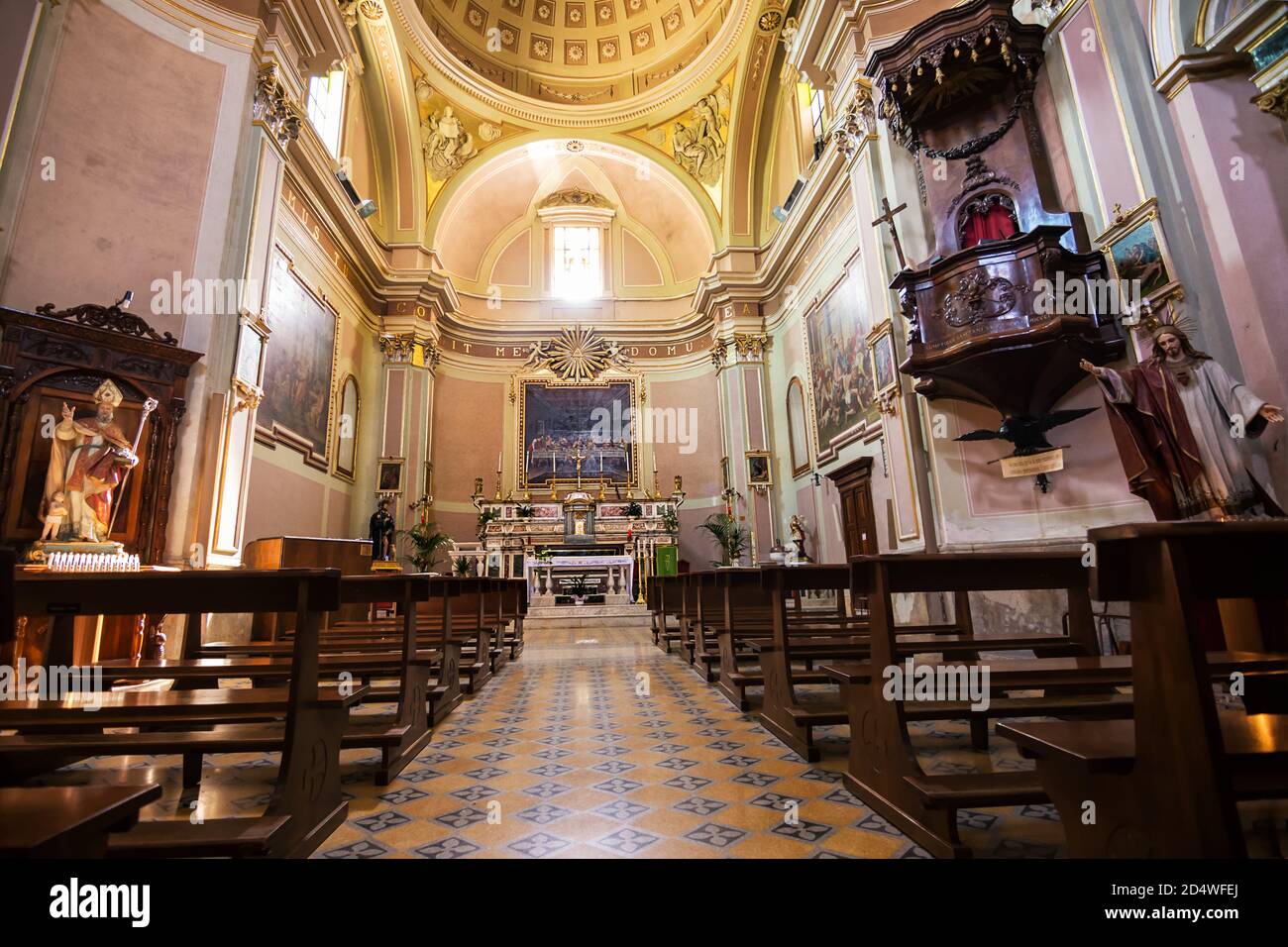 Navata interna della Chiesa di San Nicola in Villa Santa Maria in Provica di Chieti (Italia) Foto Stock