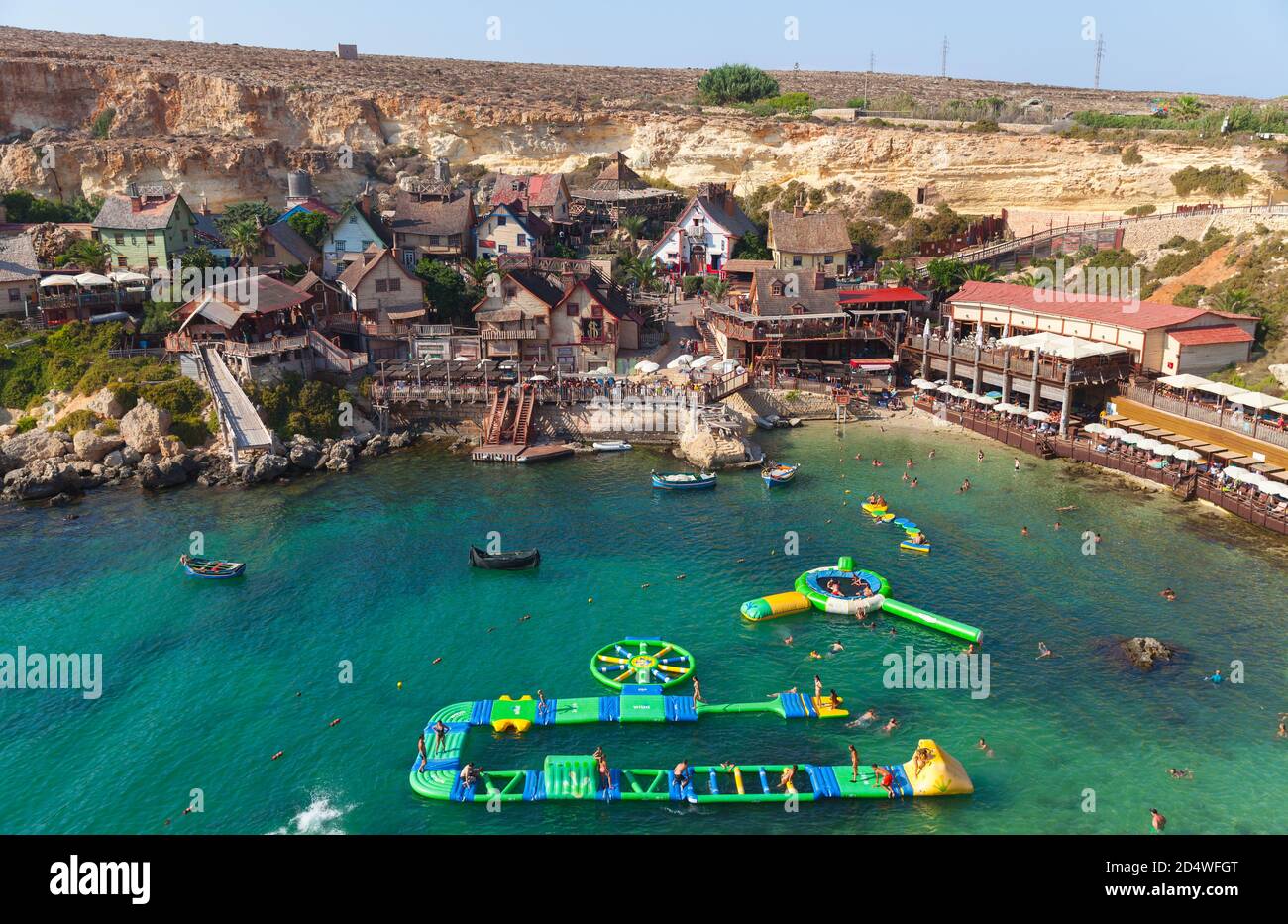 Mellieha, Malta - 25 agosto 2019: Paesaggio del villaggio di Popeye, conosciuto anche come villaggio di Sweethaven, villaggio appositamente costruito set di film che è stato convertito Foto Stock