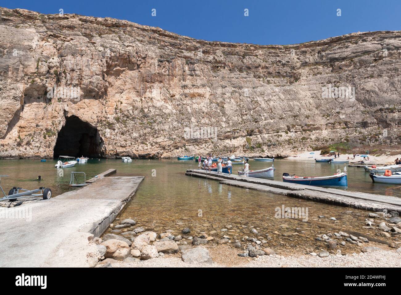 Gozo, Malta - 26 agosto 2019: Inland Sea Divesite, turisti esplorare le grotte sulle barche Foto Stock