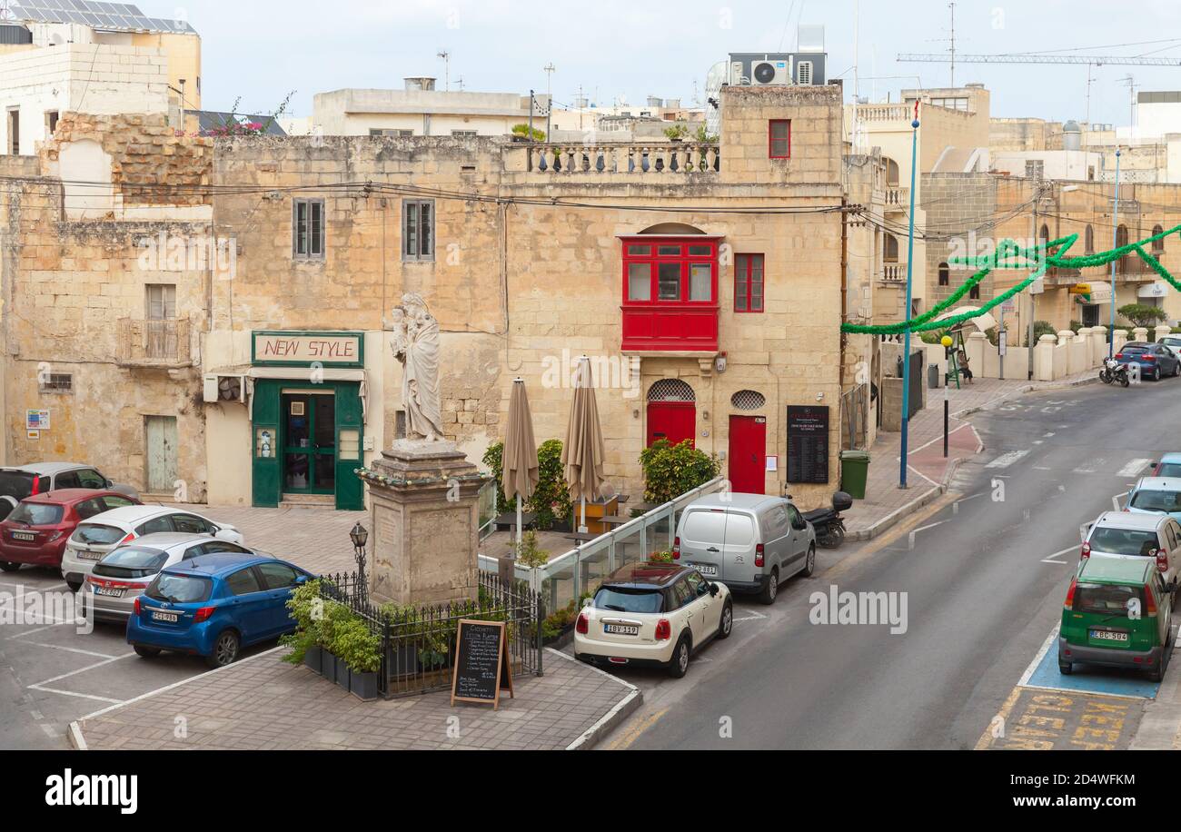 Naxxar, Malta - 31 agosto 2019: Vista sulla strada di Pjazza Vittorja con auto parcheggiate e gente comune e la strada Foto Stock