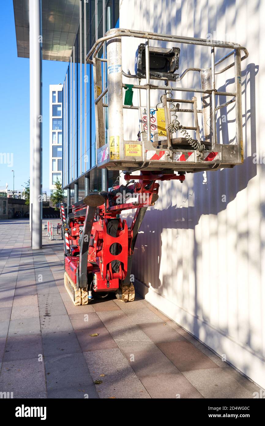 Macchina per il sollevamento del braccio della raccoglitrice di ciliegie fuori dalla sede centrale della BBC in Central Square, Cardiff, Galles del Sud Foto Stock