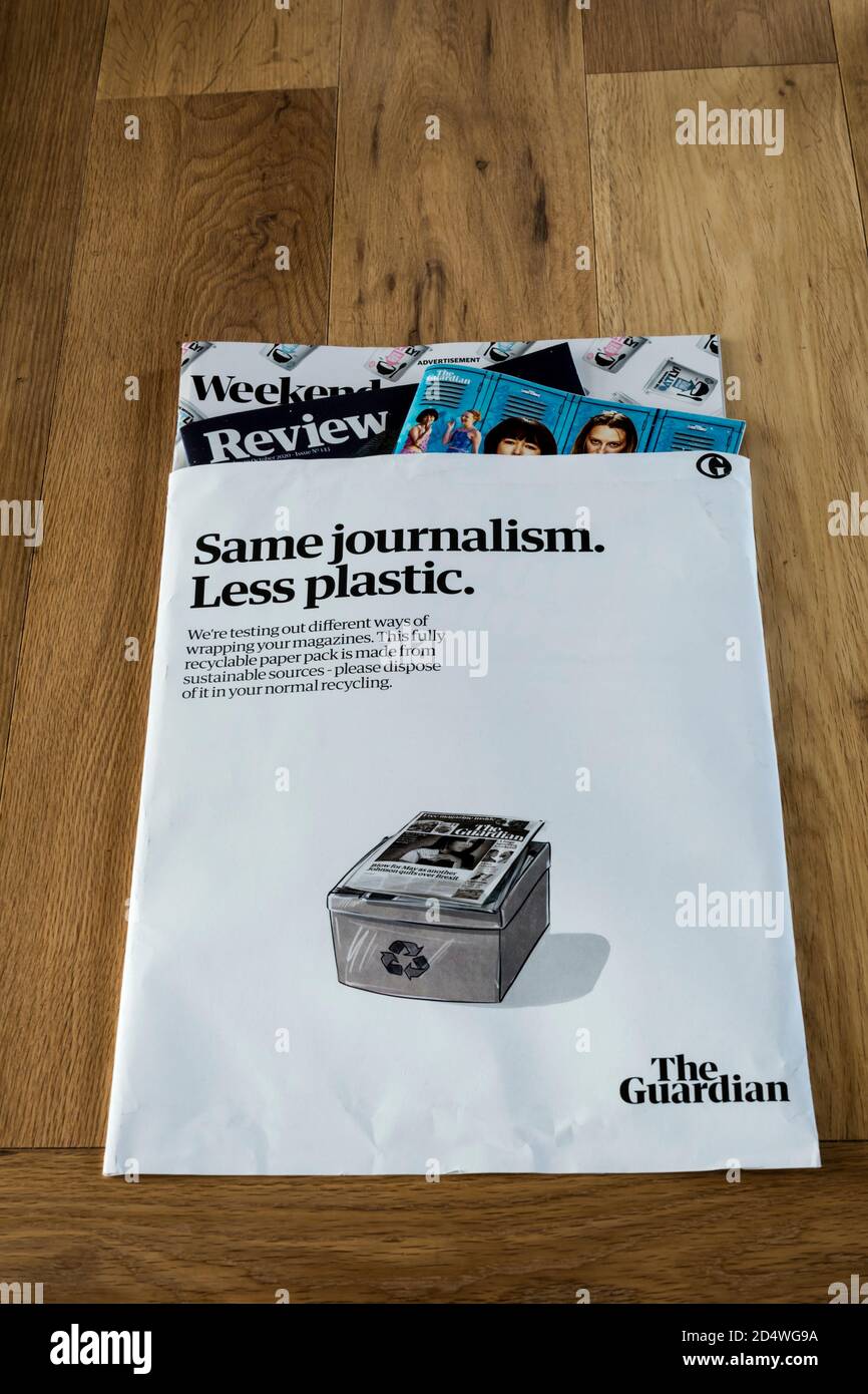 Da ottobre 2020 il giornale Guardian utilizzerà buste di carta riciclabile per contenere i suoi supplementi di rivista per il fine settimana. Foto Stock