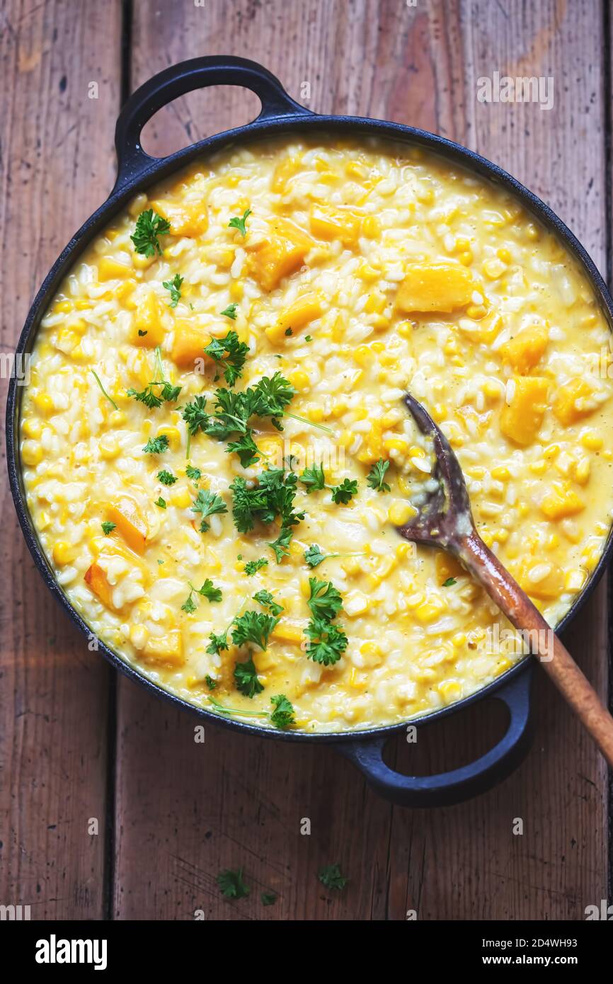 Risotto di zucca e mais dolce con ricotta, parmigiano e prezzemolo Foto Stock