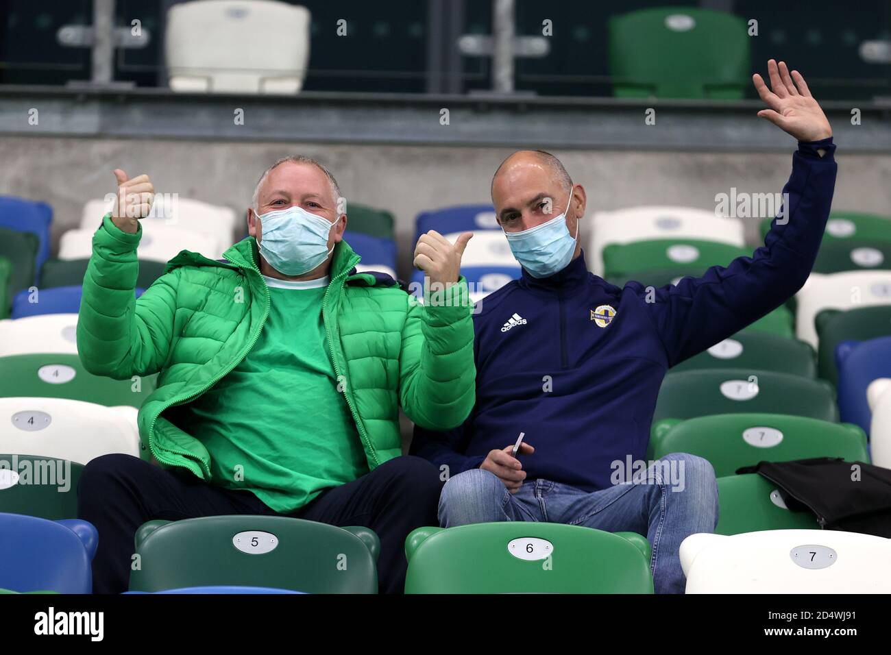Tifosi dell'Irlanda del Nord negli stand prima della UEFA Nations League Group 1, League B match a Windsor Park, Belfast. Foto Stock