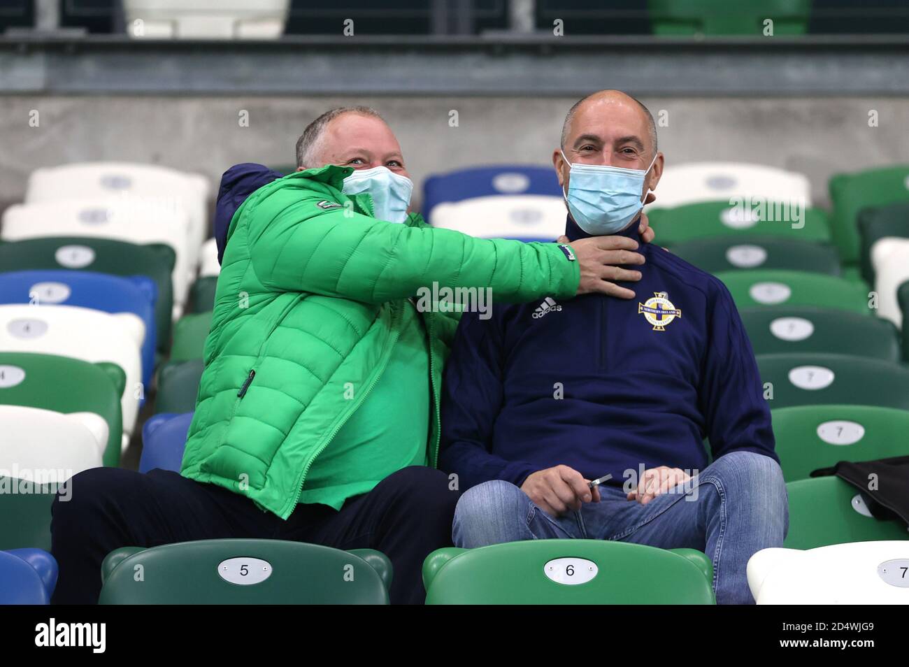 Tifosi dell'Irlanda del Nord negli stand prima della UEFA Nations League Group 1, League B match a Windsor Park, Belfast. Foto Stock