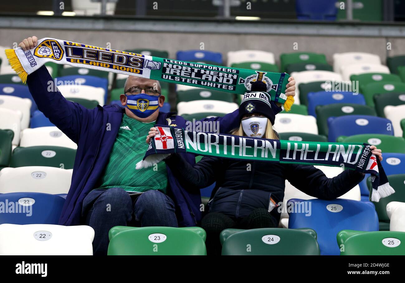 Tifosi dell'Irlanda del Nord negli stand prima della UEFA Nations League Group 1, League B match a Windsor Park, Belfast. Foto Stock