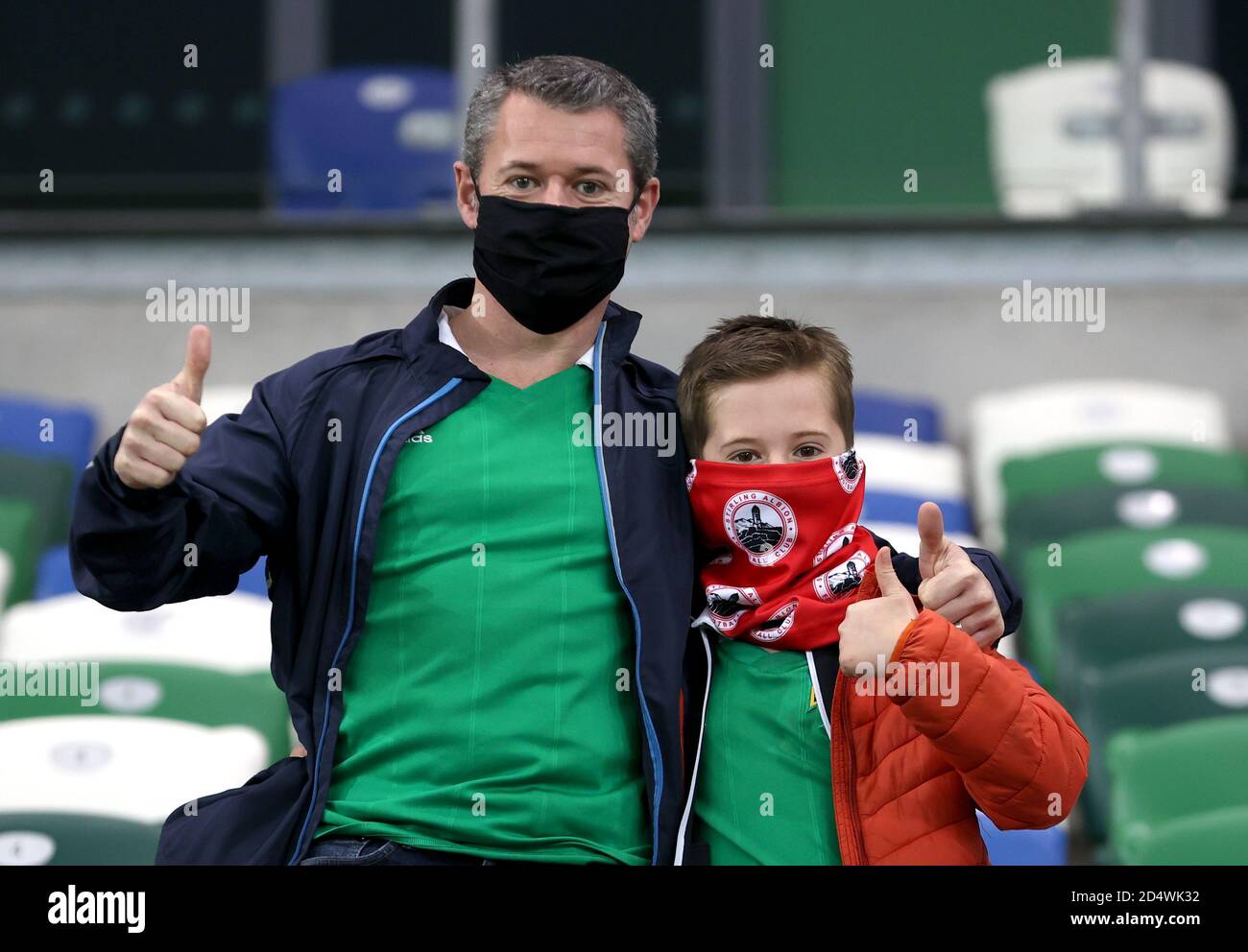 Tifosi dell'Irlanda del Nord negli stand prima della UEFA Nations League Group 1, League B match a Windsor Park, Belfast. Foto Stock