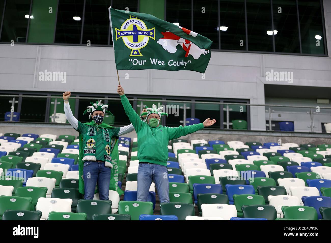 Tifosi dell'Irlanda del Nord negli stand prima della UEFA Nations League Group 1, League B match a Windsor Park, Belfast. Foto Stock