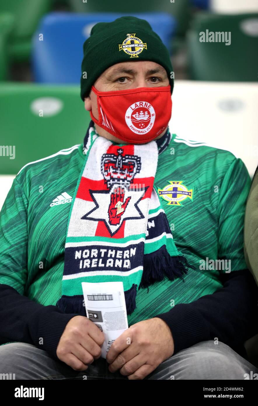 Un fan dell'Irlanda del Nord in tribuna davanti al gruppo UEFA Nations League 1, campionato B al Windsor Park, Belfast. Foto Stock
