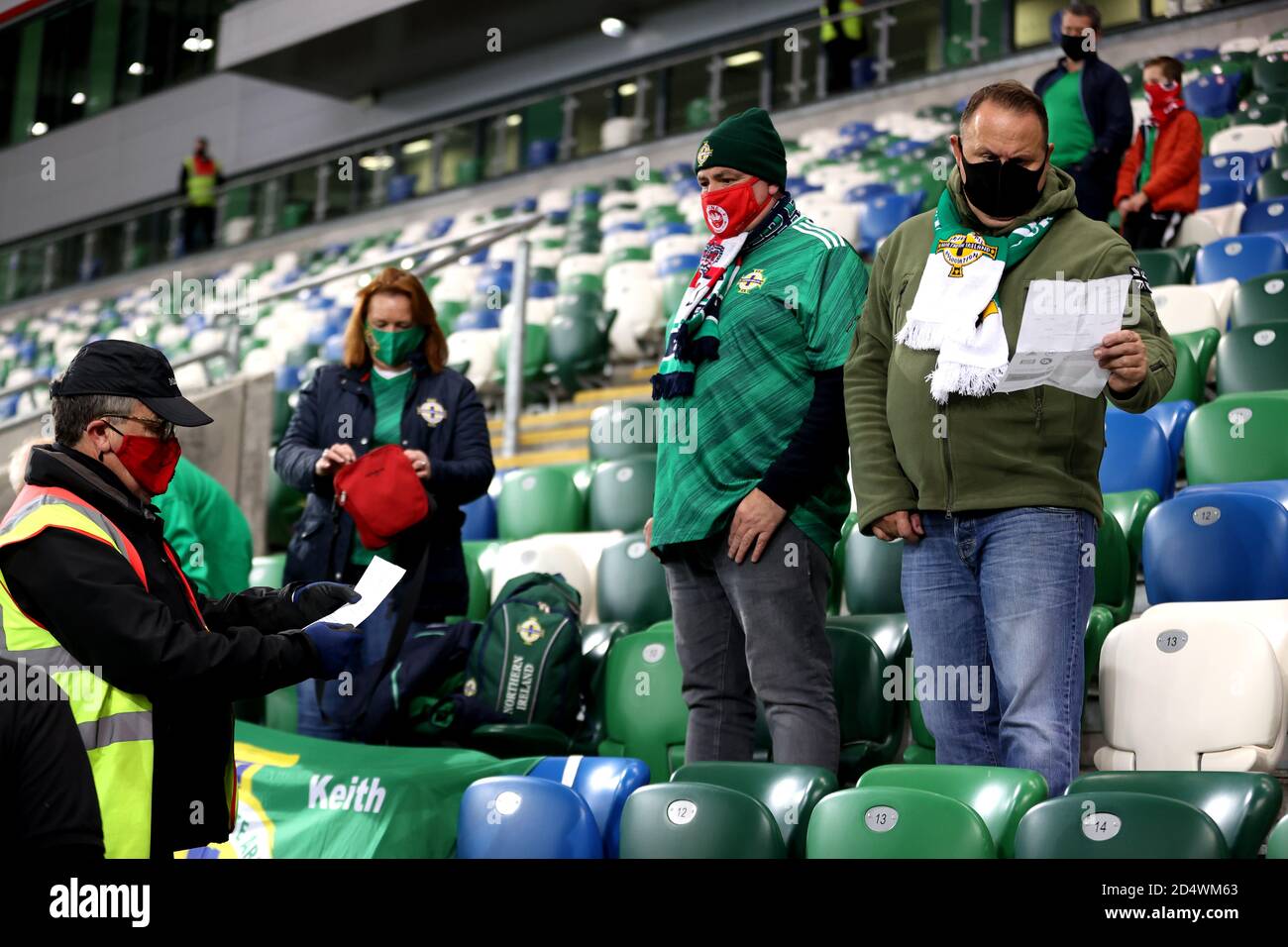 Un amministratore della partita mostra i tifosi dell'Irlanda del Nord ai loro posti negli stand prima della UEFA Nations League Group 1, League B match a Windsor Park, Belfast. Foto Stock