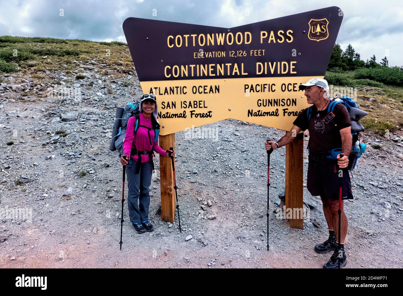 Attraversando il passo di Cottonwood, mentre attraversi le escursioni lungo il 485 Mile Colorado Trail, Colorado Foto Stock