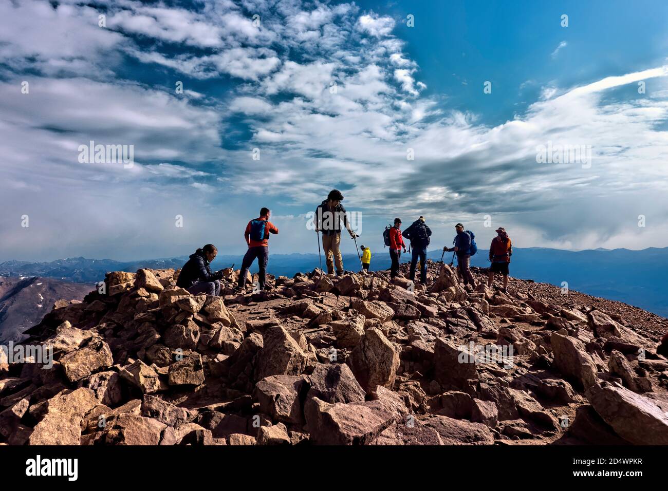 Escursionisti in cima al Monte Elbert, la vetta più alta del Colorado, Twin Lakes, Colorado Foto Stock