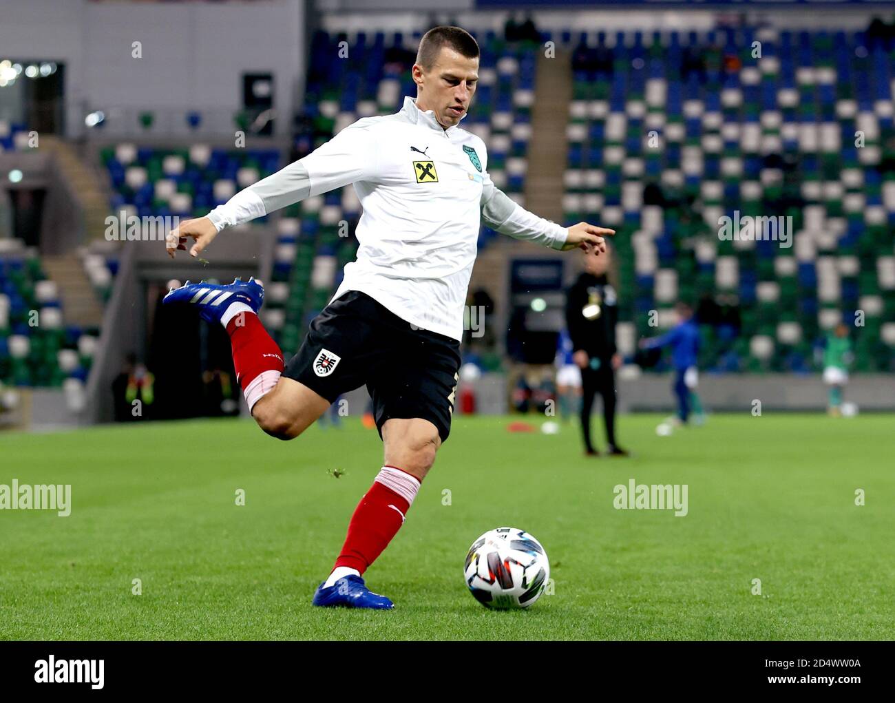 Stefan Lainer dell'Austria durante il riscaldamento della pre-partita prima dell'inizio della UEFA Nations League Group 1, partita di campionato B al Windsor Park, Belfast. Foto Stock