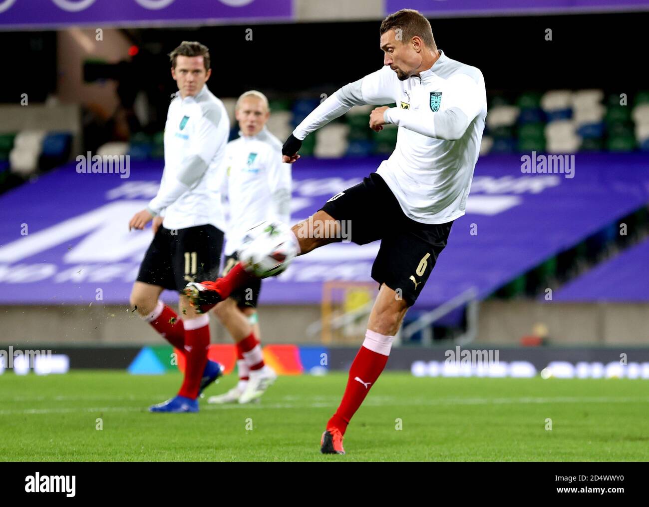 Stefan Ilsanker dell'Austria (a destra) durante il riscaldamento della pre-partita prima dell'inizio della UEFA Nations League Group 1, partita di campionato B al Windsor Park, Belfast. Foto Stock