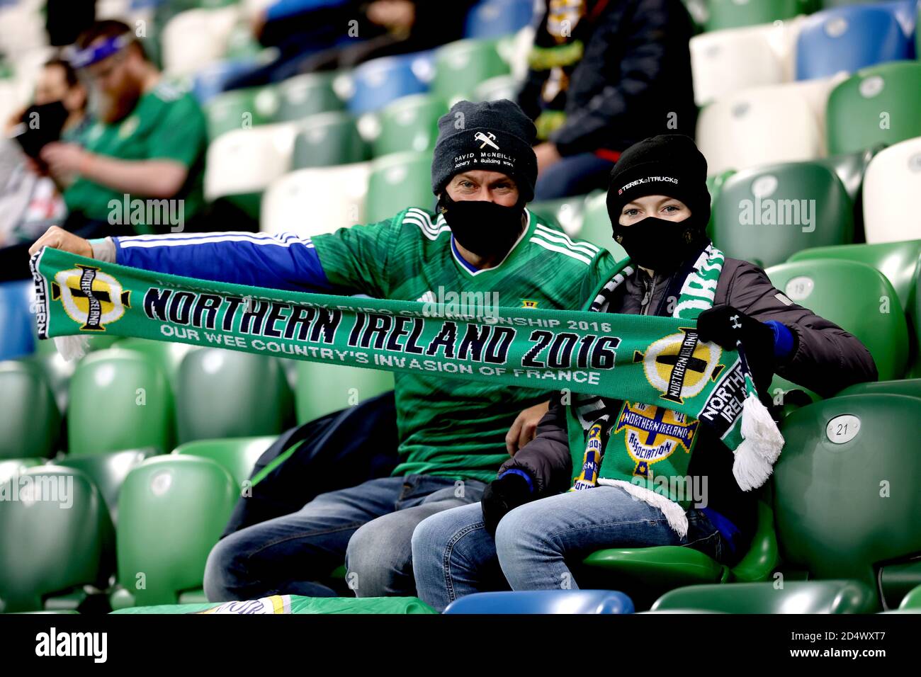 Tifosi dell'Irlanda del Nord negli stand prima della UEFA Nations League Group 1, League B match a Windsor Park, Belfast. Foto Stock
