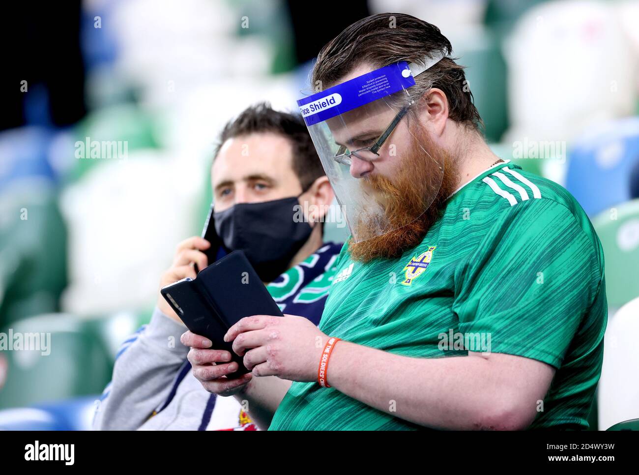 Tifosi dell'Irlanda del Nord negli stand prima della UEFA Nations League Group 1, League B match a Windsor Park, Belfast. Foto Stock